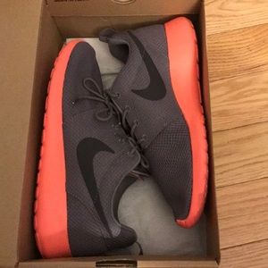 NIKE Rosherun Crimsons